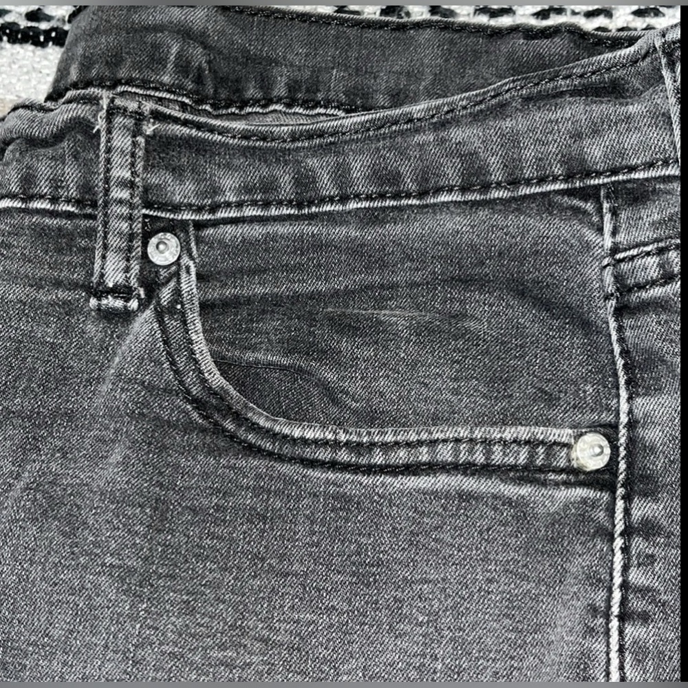 Preowned 502  Levi’s  Ripped  Jeans Fade Out Color Black  Men’s  Size 38X30 . - Picture 4 of 12